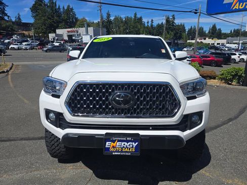 Used 2019 Toyota Tacoma TRD Off-Road w/ Technology Package AWD/4WD image 2