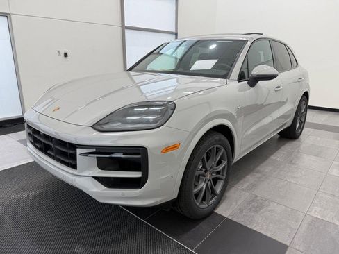 New 2025 Porsche Cayenne E-Hybrid image 1