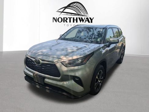Used 2021 Toyota Highlander XLE AWD/4WD image 10