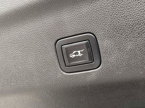 Used 2023 Chevrolet Suburban High Country image 15