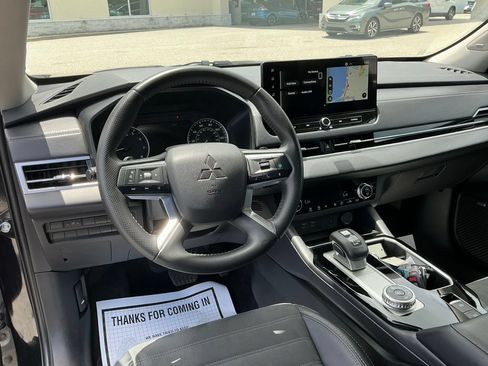 Used 2025 Mitsubishi Outlander AWD image 27