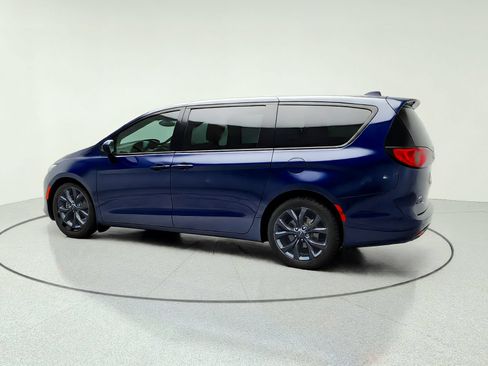 Used 2018 Chrysler Pacifica Touring Plus FWD image 5