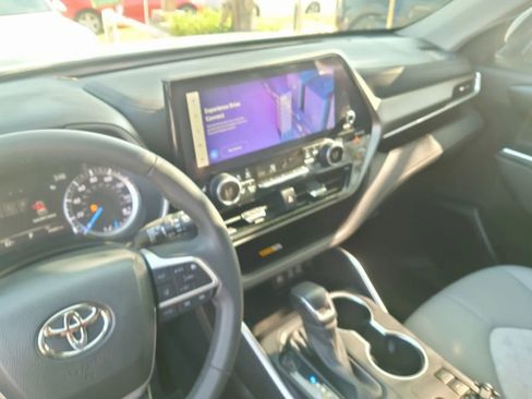 Used 2023 Toyota Highlander Bronze Edition image 25