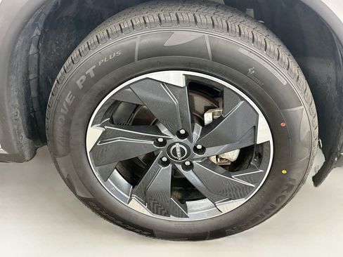 Used 2024 Nissan Rogue SV AWD/4WD image 11
