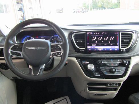 Used 2022 Chrysler Pacifica Touring-L image 5
