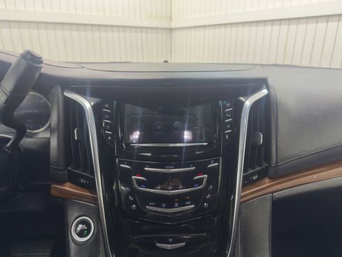 Used 2018 Cadillac Escalade ESV Luxury RWD image 19