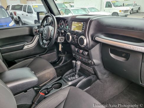 Used 2018 Jeep Wrangler Unlimited Sahara AWD/4WD image 27