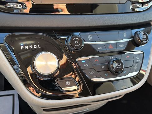 Used 2023 Chrysler Voyager LX image 21