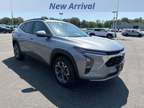 Used 2026 Chevrolet Trax LT FWD image 2