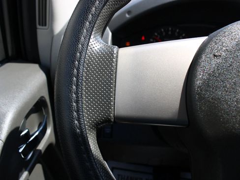 Used 2010 Nissan Frontier SE w/ SE Value Truck Pkg RWD image 8