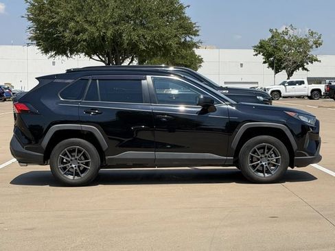 Used 2021 Toyota RAV4 LE FWD image 3