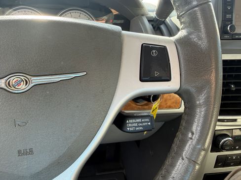 Used 2010 Chrysler Town & Country Limited image 22