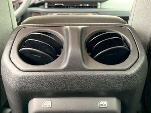 Used 2025 Jeep Wrangler Sahara image 23