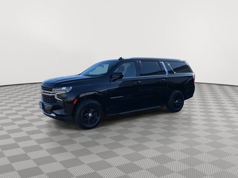 Used 2022 Chevrolet Suburban LS image 3