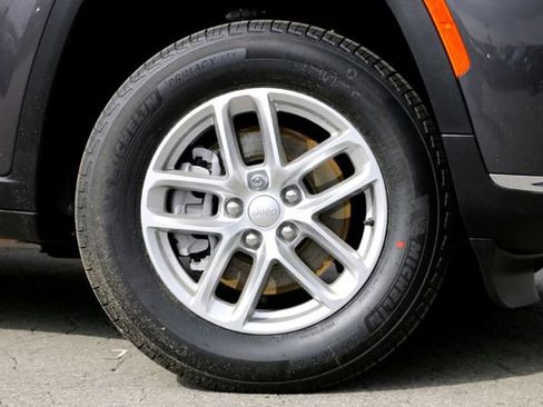 New 2025 Jeep Grand Cherokee L Laredo image 2