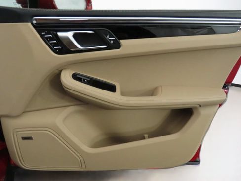Certified 2025 Porsche Macan AWD/4WD image 26