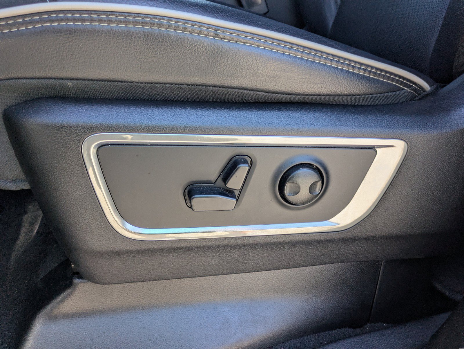 Used 2026 RAM 1500 Laramie AWD/4WD image 12