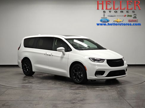 Used 2022 Chrysler Pacifica Limited w/ S Appearance Package FWD image 1