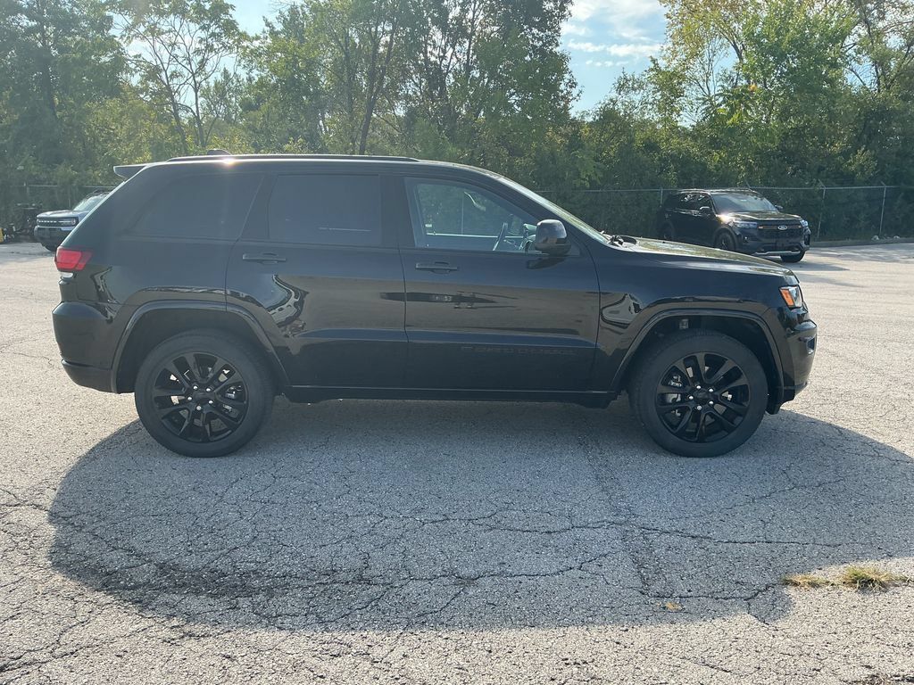 Used 2022 Jeep Grand Cherokee Laredo X AWD/4WD image 5