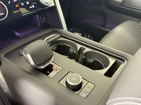 New 2026 Land Rover Discovery Limited Edition AWD/4WD image 16
