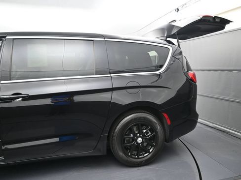 Used 2026 Chrysler Voyager LX FWD image 14