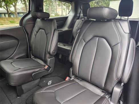 New 2026 Chrysler Pacifica Select image 4