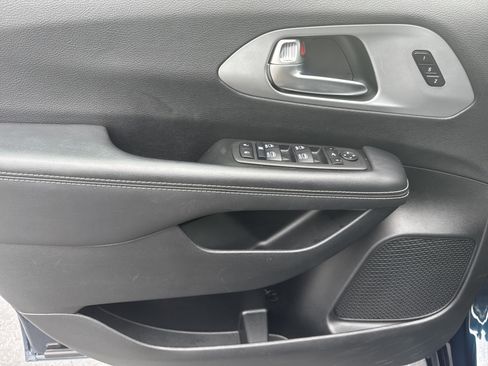 Used 2025 Chrysler Pacifica Limited image 10