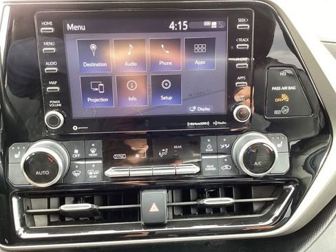 Used 2021 Toyota Highlander XLE AWD/4WD image 3