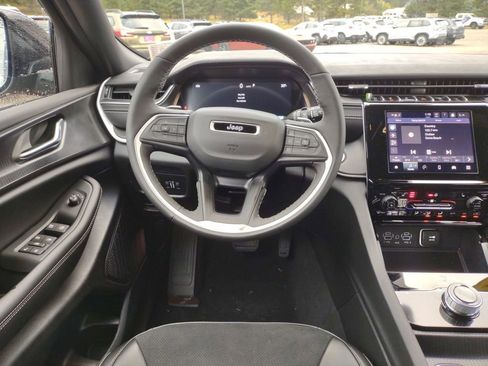 New 2025 Jeep Grand Cherokee Altitude image 19