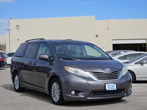 Used 2012 Toyota Sienna XLE image 3