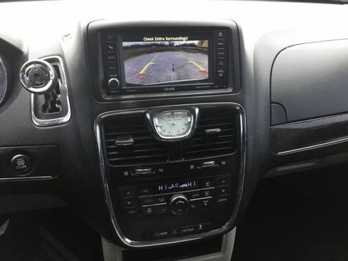 Used 2015 Chrysler Town & Country Touring-L w/ Driver Convenience Group image 18