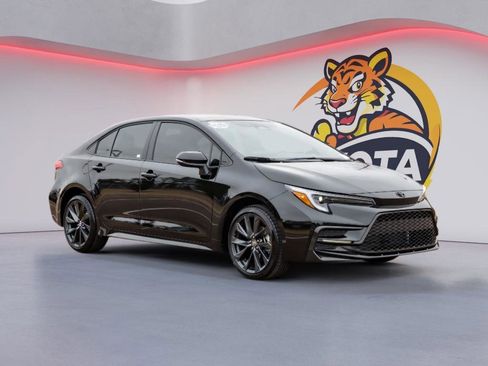 Used 2026 Toyota Corolla SE image 3