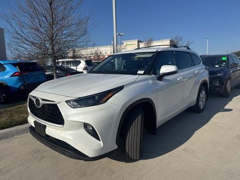 Used 2022 Toyota Highlander LE image 6