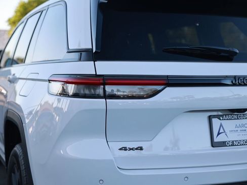 New 2026 Jeep Grand Cherokee Altitude AWD/4WD image 10