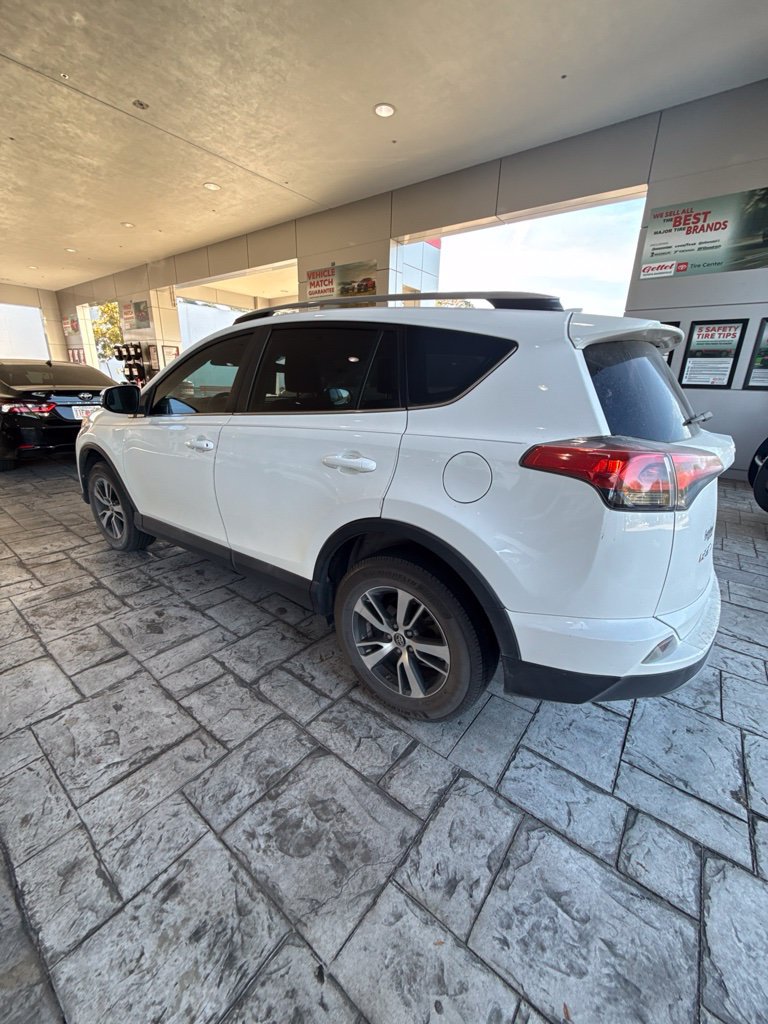 Used 2018 Toyota RAV4 XLE FWD image 2