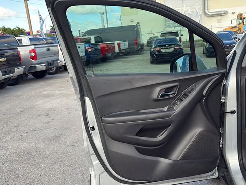 Used 2022 Chevrolet Trax LT w/ Sport Edition FWD image 15