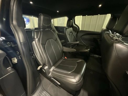 Used 2025 Chrysler Pacifica Select FWD image 14