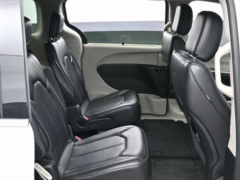 Used 2024 Chrysler Pacifica Touring-L image 34