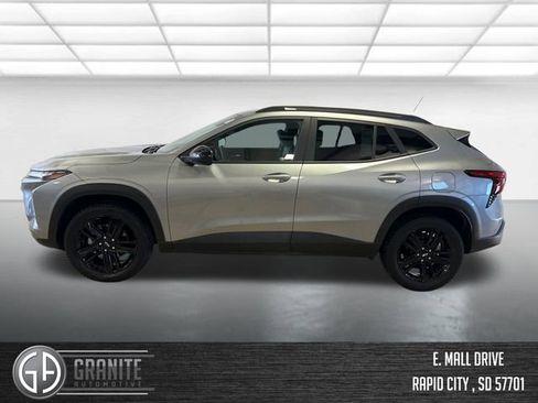 Used 2025 Chevrolet Trax ACTIV w/ Sunroof Package image 2