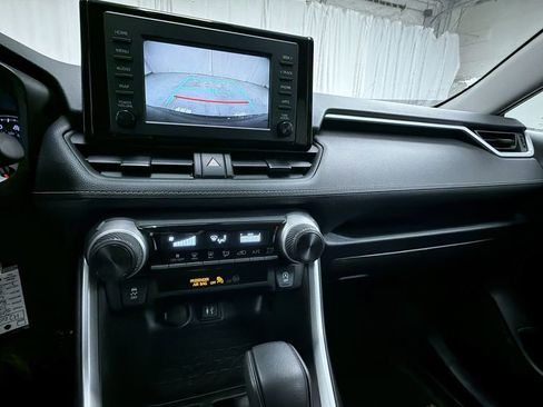 Used 2019 Toyota RAV4 LE image 20
