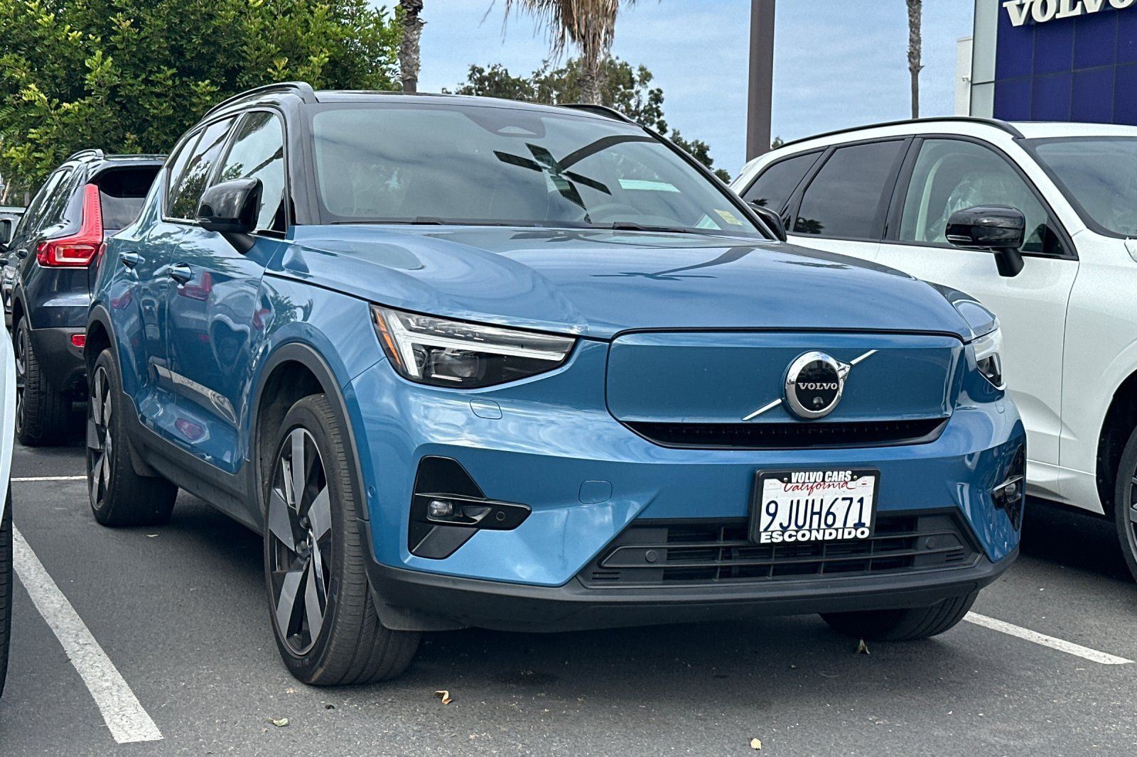 Used 2023 Volvo XC40 Recharge Ultimate w/ Protection Package Premier AWD/4WD image 2