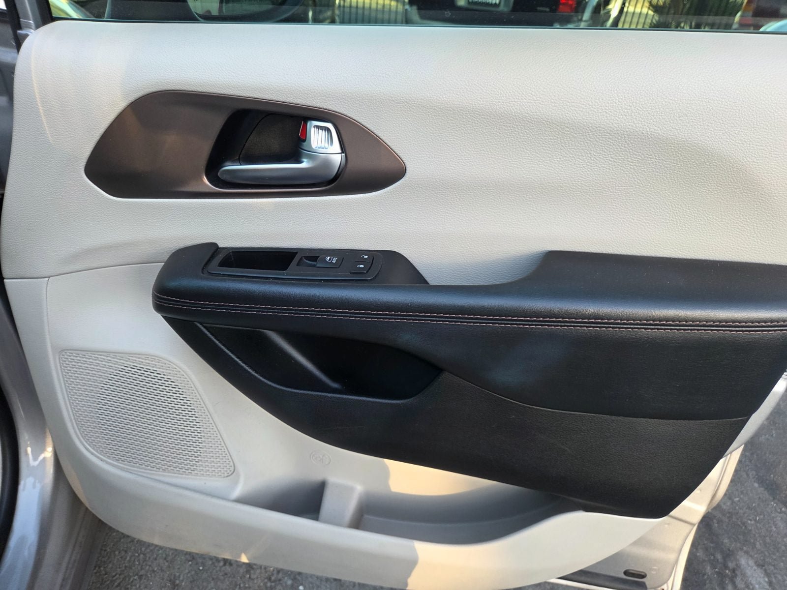 Used 2017 Chrysler Pacifica Touring FWD image 13
