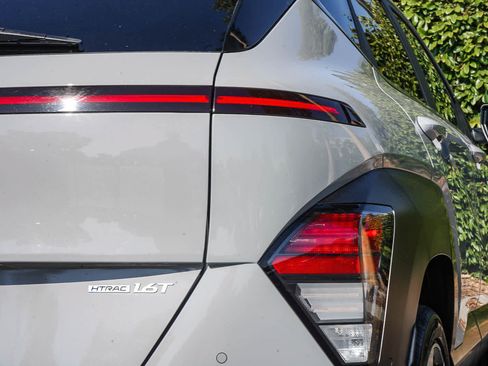 Used 2024 Hyundai Kona Limited AWD/4WD image 7