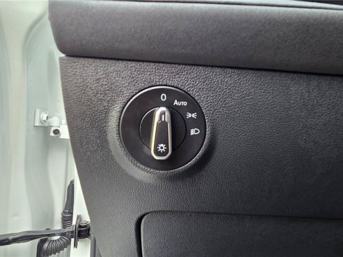Certified 2025 Volkswagen Taos SE AWD/4WD image 17