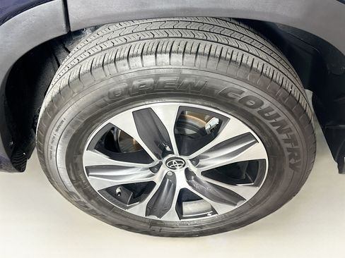 Used 2024 Toyota Highlander XLE image 11