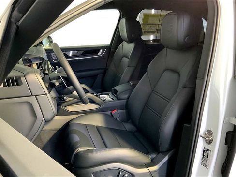 Certified 2025 Porsche Cayenne Turbo image 4