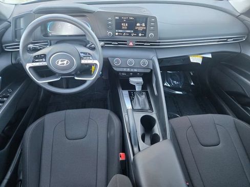 Used 2025 Hyundai Elantra SE FWD image 11