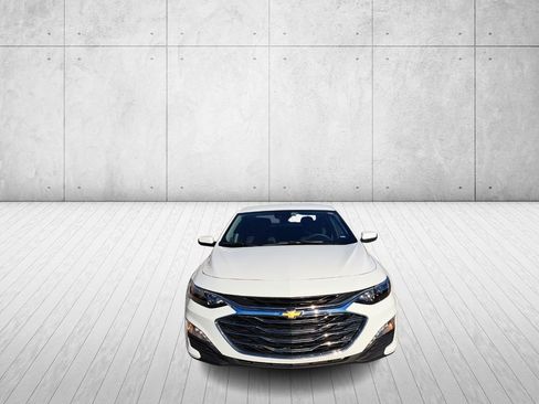Used 2025 Chevrolet Malibu LT image 2