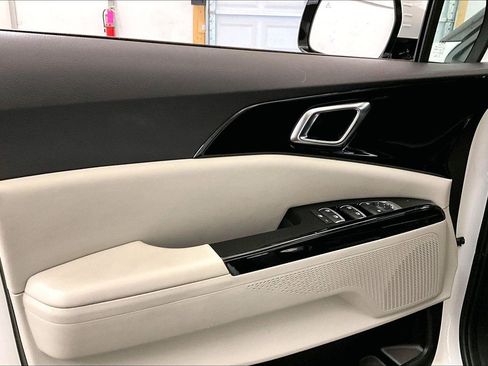 Used 2024 Kia Carnival EX image 22