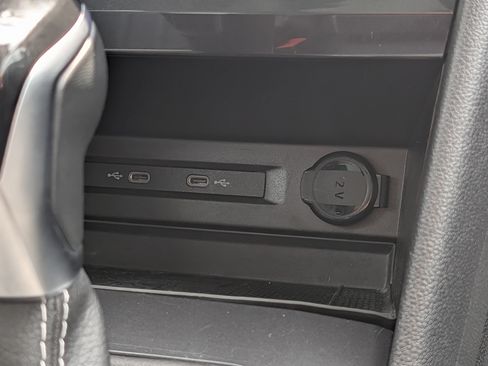 Certified 2023 Volkswagen Tiguan SE R-Line AWD/4WD image 30